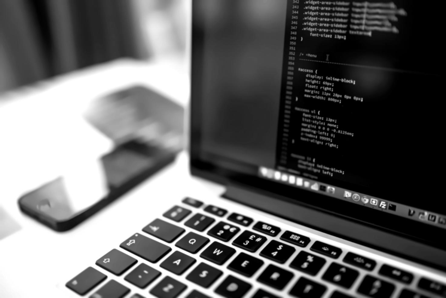 Oyun test sürecinde detaylı analiz yapan ekip üyeleri